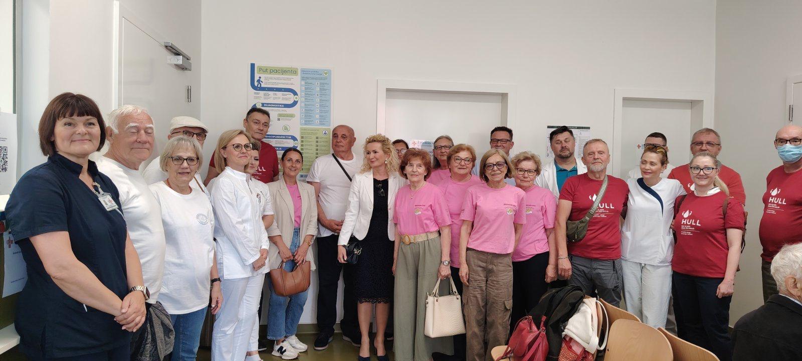 Oglasna ploča projekta Survivorship Kit postavljena u OB Varaždin